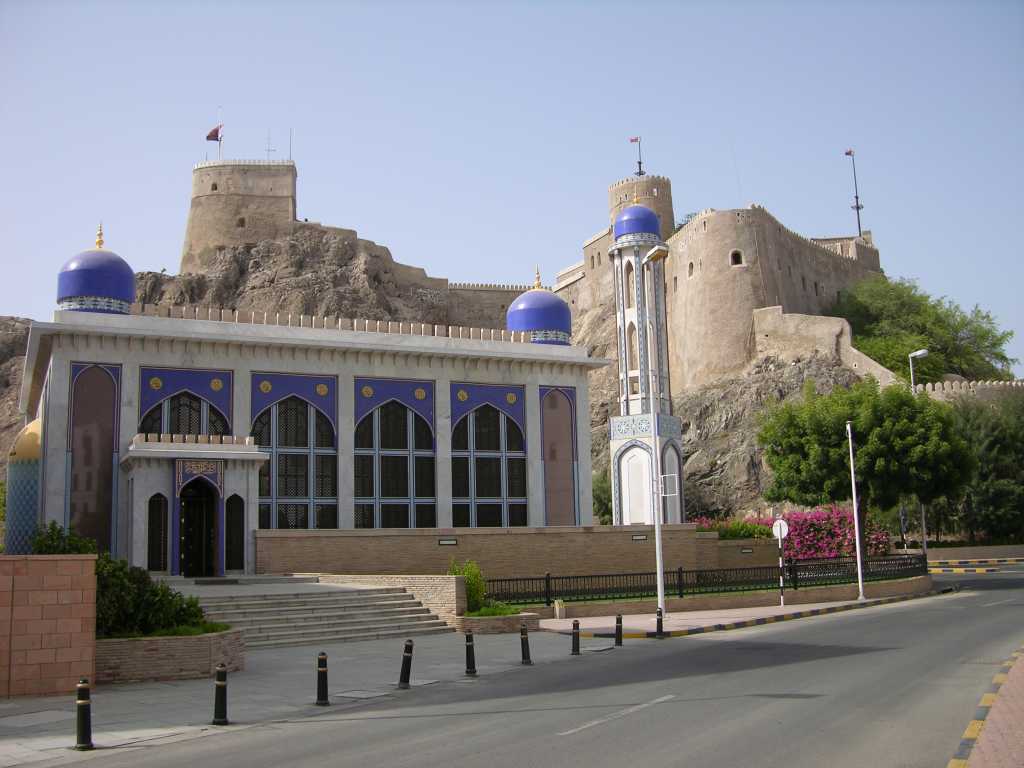 Muscat 02 Muscat 08 Al Mirani Fort and Al Khawr Mosque Al-Mirani Fort, known as the western fort, lies at the end of the west wall overlooking the sea. In front is the Al Khawr Mosque.